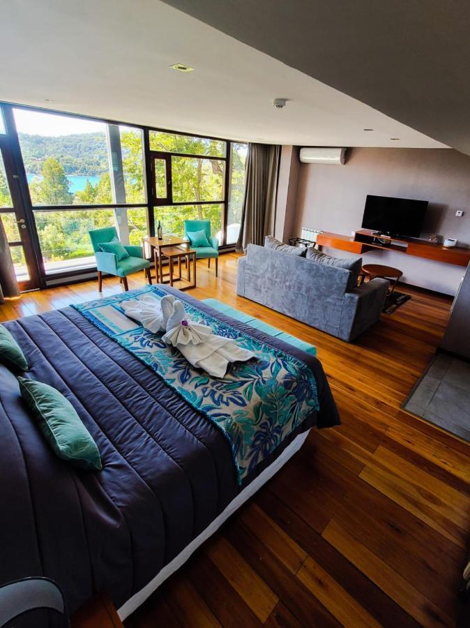 Deluxe Suite with Lake View,1352551147:JPEG